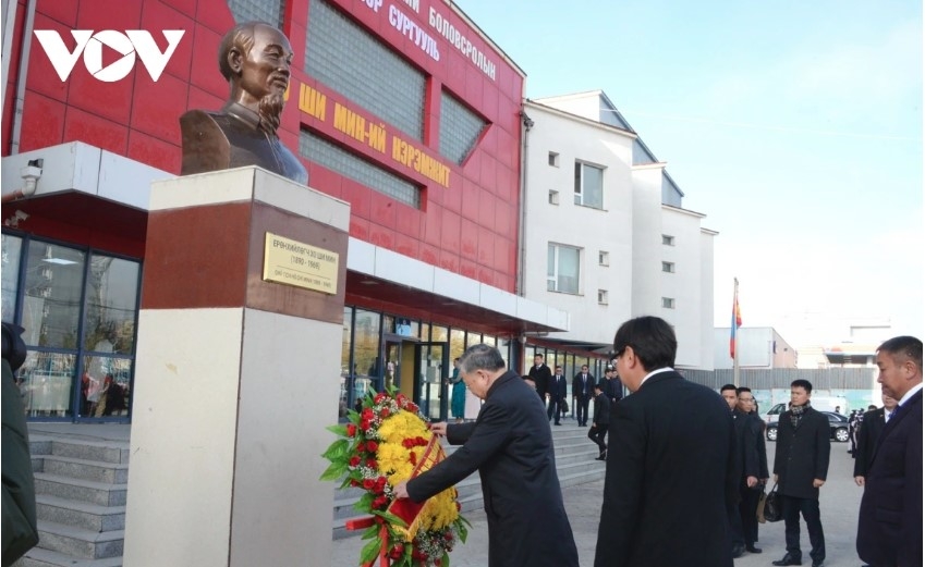 Top Vietnamese leader visits school named after late President in Ulaanbaatar